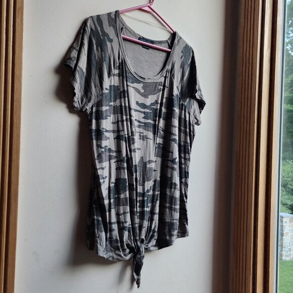 Sanctuary Gray/Green Camo Scoop Neck Tie-Front Jersey Size XL - Picture 2 of 16